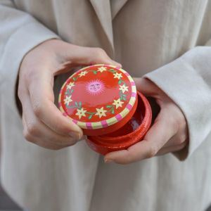 Doosje rood bloem en zon, ATLITW 2