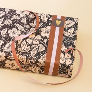 Cadeaupapier klaproos zwart (HOP) 1